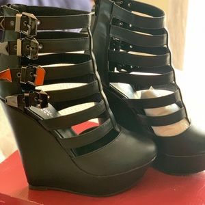 Black wedge shoe